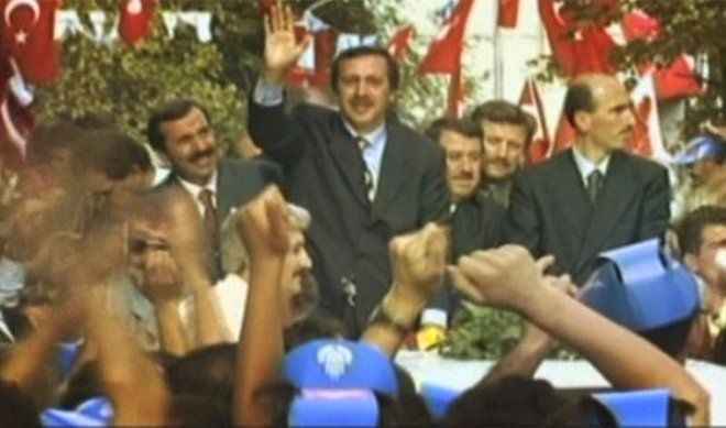 27 Mart 1994 yerel seçimlerinde İstanbul Büyükşehir Belediye Başkanı seçilen Recep Tayyip Erdoğan, 40 yaşında Türkiye'nin en büyük şehrini yönetmeye başladı.
