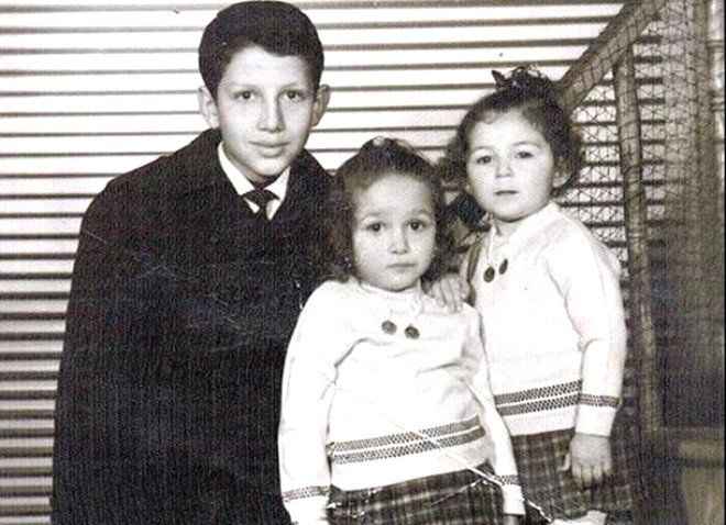 Babası Ahmet Erdoğan, annesi Tenzile Erdoğan.