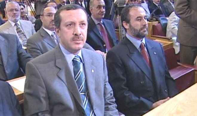 3 Kasım 2002 erken seçim kararı öncesi, Türkiye'nin en güçlü partisinin genel başkanı olan Erdoğan'ın, bir son dakika kararıyla, seçime girmesi yasaklandı..