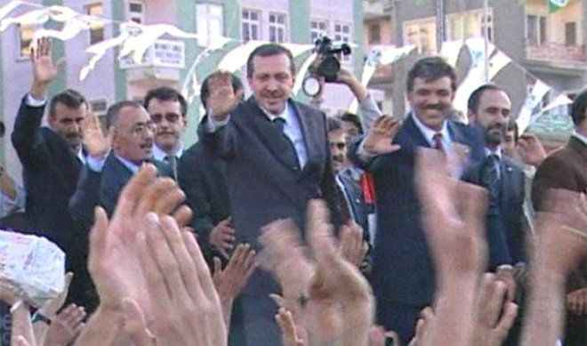 24 Temmuz 1999 tarihinde cezaevinden çıktı. Erdemliler Hareketi olarak arkadaşları ile başlattığı siyasi oluşum, 14 Ağustos 2001'de Ak Parti olarak tescillendi.