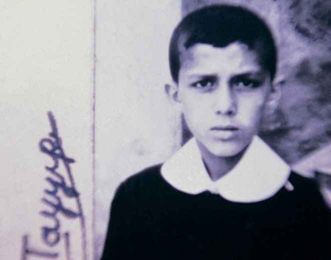 1960 yılında Kasımpaşa'daki Piyalepaşa İlkokulu'na başladı. Henüz ilkokul yıllarında iken okul harçlığını temin etmek için su ve simit sattı.