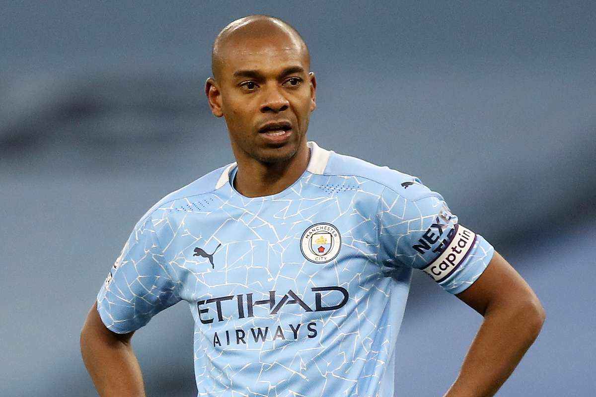 Fernandinho 

Galatasaray Manchester City'den ayrılan 36 yaşındaki Fernandinho için harekete geçti. City ile yollarını ayıran Brezilyalı oyuncuyla kurulan ilk temastan olumlu yanıt alındı. Kariyerine en az 2 yıl daha devam etmek isteyen Fernandinho City'deki performansıyla herkesi büyülemişti. Bonservisinın elinde olması G.Saray'ın orta sahadaki bütün sorunlarını çözecek olması nedeniyle Sarı-Kırmızılılar Fernandinho'yu çok istiyor. Brezilyalı yıldız da bu teklife sıcak bakıyor.