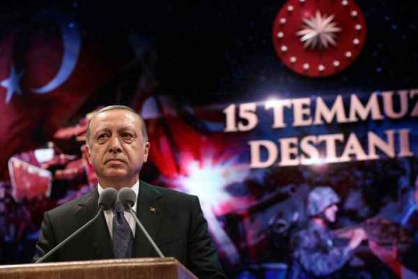 15 Temmuz darbe girişimi
Ve hepimizin yaşadığı korku dolu o anlar…

15 Temmuz 2016’da TSK bünyesinde kendilerini “Yurtta Sulh Konseyi” olarak adlandıran bir askeri cunta, askeri darbe girişiminde bulundu. Tüm halk tek soluk, tek yürek ekran başına kitlendi ve sonrasında ülkesini korumak için sokaklara döküldü.

Aslında o gün de sıradan bir gün olarak başlamıştı ülkede. Boğaz Köprüsü trafiğe kapandığında, askerler tanklarla köprüdeydi. Bu devirde kimsenin aklına “darbe”li sözcüklerin karşılığı gelmiyordu tabii. Oysa planlanan ve tüm gece yaşanacak olan tam olarak buydu. Sonrasında ülkede OHAL ilan edilmesinin kararlaştırılacağı süreci başlatan o gece yaşanmak üzereydi…