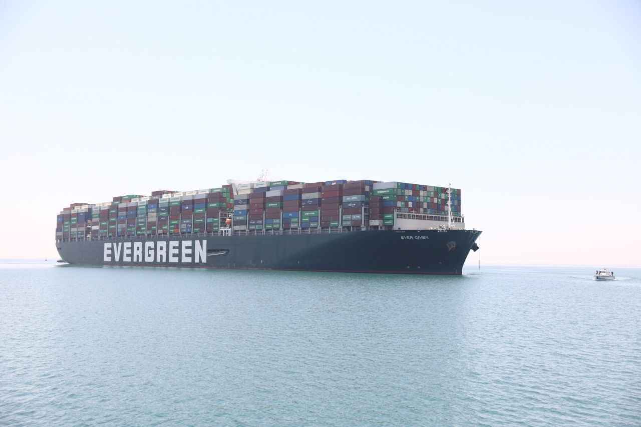 Süveyş Kanalı’nda karaya oturarak deniz trafiğinin kapanmasına neden olan "Ever Given" isimli yük gemisi tazminat konusunda anlaşma sağlanmasının ardından Mısır’dan ayrılmak üzere yola çıktı.