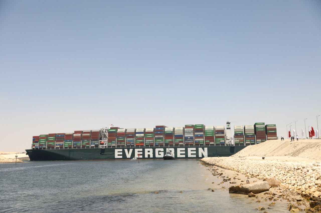 "Ever Given" isimli dev konteyner gemisi, kum fırtınası ve kötü hava koşulları nedeniyle görüş mesafesinin düşmesi sonucu 24 Mart'ta Süveyş Kanalı'nda kıyıya çarparak kaza yapmıştı.