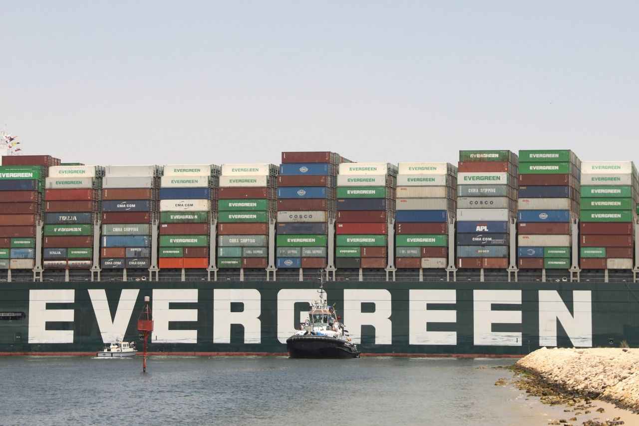 Geminin kanalda sıkışarak geçiş yolunu kapatmasıyla kanalın iki yakasında uzun gemi kuyrukları oluşmuş ve deniz trafiğinin durması nedeniyle ham petrol, LNG (sıvılaştırılmış doğalgaz) ve pek çok ürün sevkiyatında aksamalar yaşanmıştı.