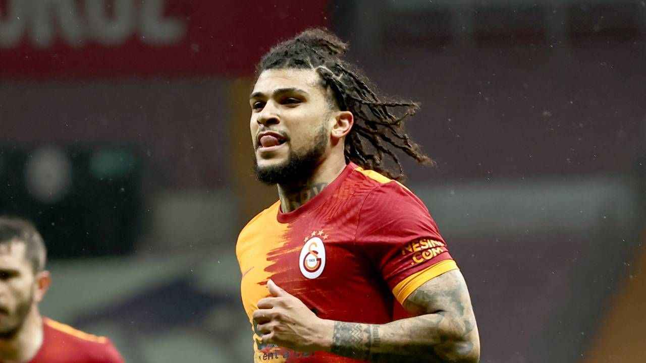 Geçen sezonun devre arasında Omar'ın talihsiz sakatlığı sonrasında transfer edilen ABD'li sağ bek DeAndre Yedlin bir türlü beklenen performansı sergileyemedi.