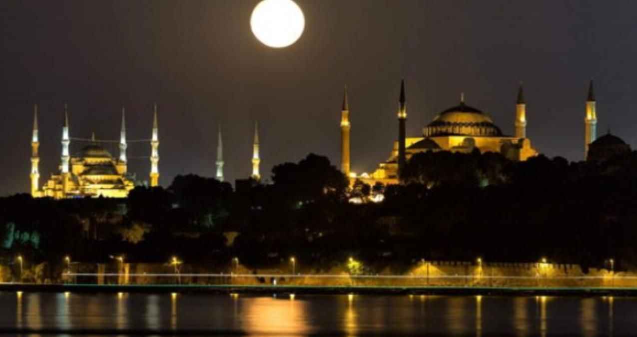 “Muharrem” hürmet edilen anlamındadır. Bu ay, Hz. Peygamber (s.a.s.) tarafından Allah’ın ayı diye nitelendirilmiştir (Müslim, Sıyâm, 202; Ebû Dâvûd, Savm 55; Tirmizî, Savm, 40). Bu niteleme Muharrem ayının faziletine, ilahî feyz ve bereketinin bolluğuna işarettir.”