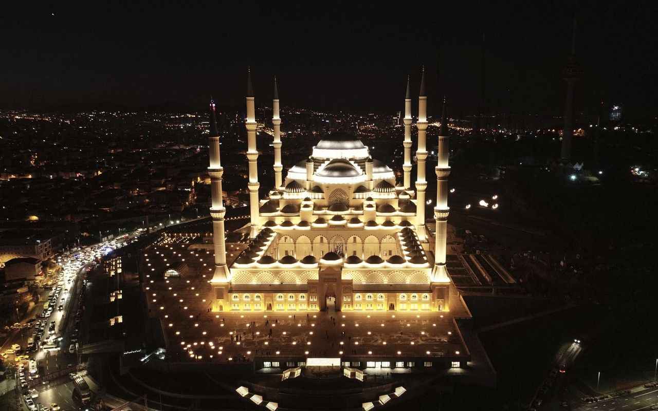 “Resûlullah (s.a.s.) bir hadisinde şöyle buyurmuştur: “Ramazan’dan sonra en faziletli oruç, Allah’ın ayı olan Muharrem’de tutulan oruçtur. Farz namazlardan sonra en faziletli namaz da gece namazıdır.” (Müslim, Sıyâm, 202-203; Ebû Dâvûd, Savm, 55; Tirmizî, Savm, 40)