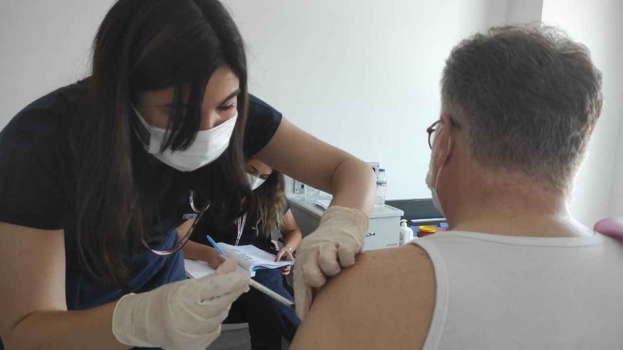 DSÖ Genel Direktörü Tedros Adhanom Ghebreyesus, üçüncü doz aşılamaya geçen veya geçmeyi planlayan ülkelere, bu kararlarını en azından Eylül ayı sonuna kadar erteleme çağrısı yaptı.

"Tüm hükümetlerin, halklarını Delta varyantından koruma endişelerini anlıyorum" diyen Tedros, gelişmiş ülkelere seslenerek "Ancak yine de küresel aşı miktarının çoğunu halihazırda kullanmış olan ülkelerin daha da fazlasını kullanmasını ve bu esnada dünyanın en savunmasız insanlarının korumasız kalmasını kabul edemeyiz" şeklinde konuştu.

Dünya Bankası tarafından yüksek gelirli olarak sınıflandırılan ülkelerde, şu ana kadar her 100 kişiye ortalama 101 doz aşı yapıldığı bildiriliyor. Gelir düzeyi en düşük 29 ülkede ise 100 kişiye 1,7 doz düşüyor.