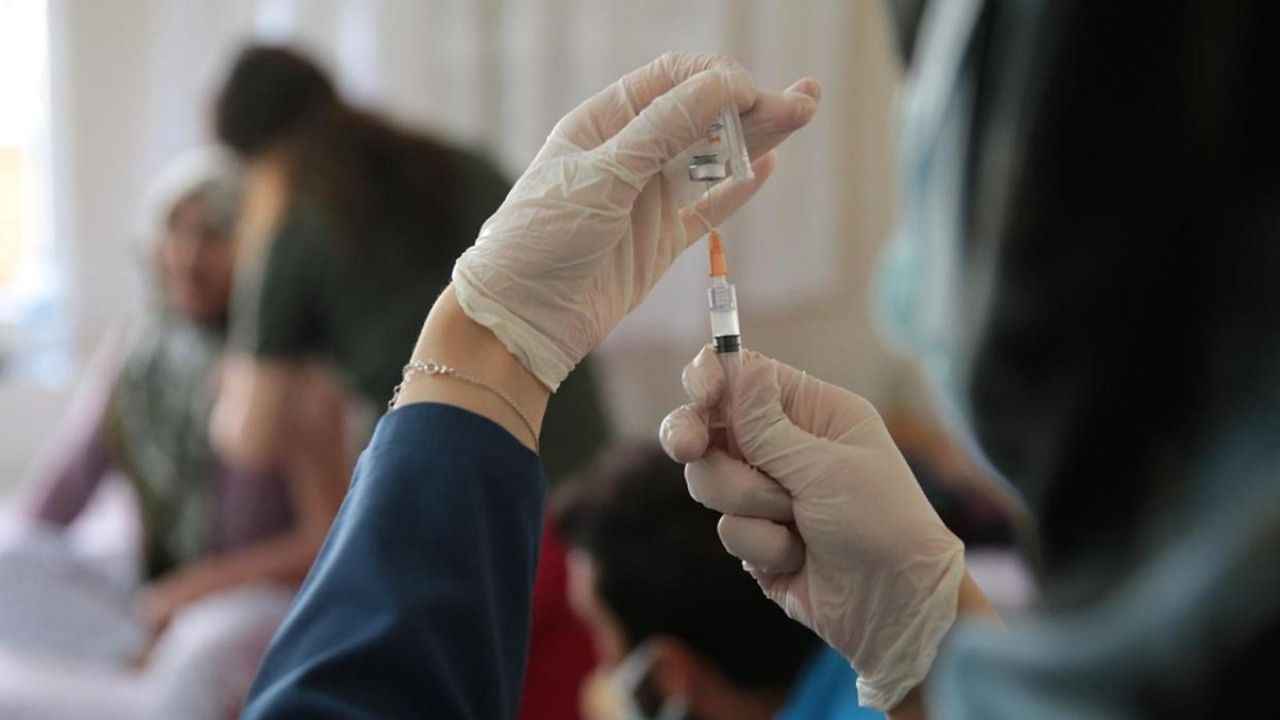 Aşı oranının sadece zengin ülkelerde değil, tüm dünyada bariz ölçüde artırılması işte tam da bu nedenle büyük önem arz ediyor. Güney Afrika'daki Ulusal Bulaşıcı Hastalıklar Enstitüsü'nden Profesör Penny Moore, DW'in radyo programı Africalink'e verdiği röportajda, bu önemi şöyle açıkladı: "Temel sorun ve şu anda bu kadar çok yeni varyantın ortaya çıkmasının asıl nedeni, düşük aşılama oranıdır. Varyantlar, ancak ve ancak bir kişiye virüs bulaşması durumunda ortaya çıkabilir. Yani dünya çapında aşı kapsamını artırabilirsek, daha az sayıda enfeksiyon görülecektir. Bu, varyant sayısını azaltmanın tek yolu."