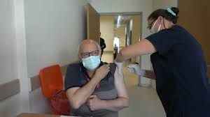 DSÖ'den zengin ülkelere: Üçüncü dozu erteleyin

Birçok sanayileşmiş ülkede aşılama oranı hayli yüksek olsa da Asya, Afrika veya Latin Amerika'daki yoksul ülkelerde, aşı kıtlığı nedeniyle nüfusun çok az bölümü aşılanabildi. Bu nedenle Dünya Sağlık Örgütü (DSÖ), dünyadaki her ülkede nüfusun en az yüzde 10'u yeni tip koronavirüse karşı aşılanana kadar, üçüncü doz aşılamanın durdurulması çağrısında bulundu.