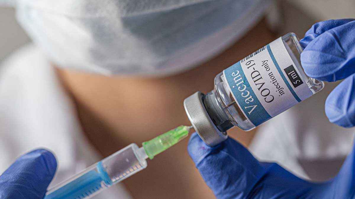 İsrail ve ABD gibi ülkeler, tüm vatandaşlarına üçüncü doz aşı yapılmasına karar verdi ve yalnızca bu şekilde insanların "tam aşılanmış" sayılacağını duyurdu. Öte yandan diğer pek çok gelişmiş ülke, şimdilik sadece yaşlılar veya kanser hastaları gibi bağışıklık sistemi zayıf olanları üçüncü kez aşılamak istiyor. Ancak dünya çapında aşılama çalışmaları oldukça yavaş ilerliyor.