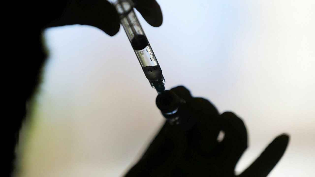 Bu etkili yanıt, ilk reaksiyon sırasında oluşan "hafıza hücreleri" ile tetikleniyor. Hafıza hücreleri, antijeni (antikor oluşumunu sağlayan virüs, bakteri ve parazitler) tekrar tanıyor ve böylece patojeni yok etmek için çok daha hızlı tepki verebiliyor. İşte ikinci aşılama bu nedenle çok önemli. Koronaya yakalanıp da iyileşenlere tek doz aşı uygulanması yine aynı gerekçeye dayanıyor. Bünye zaten patojeni önceden tanıdığı için, bağışıklık sistemini tek dozla güçlendirmek yeterli oluyor.