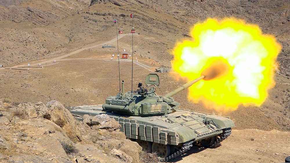 Savaş uçakları da tatbikata katılarak temsili hedeflere atış yaptı.