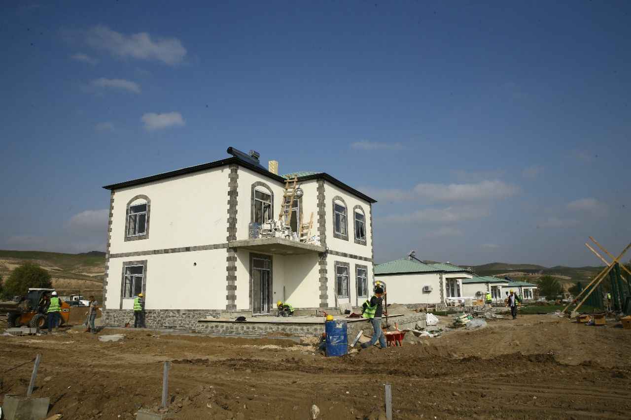 <p>İşgalden kurtarılan bölgeler, aradan geçen bir yılda hummalı çalışmaların yapıldığı büyük bir şantiyeyi andırıyor. Bir yıl önce bölgenin eski yollarında hareket eden tanklar artık yerlerini iş makineleri ve kamyonlara bırakmış durumda. Bir taraftan yeni altyapı ve üstyapı projelerinin temeli atılırken diğer taraftan inşası tamamlanan projeler hizmete giriyor.</p>