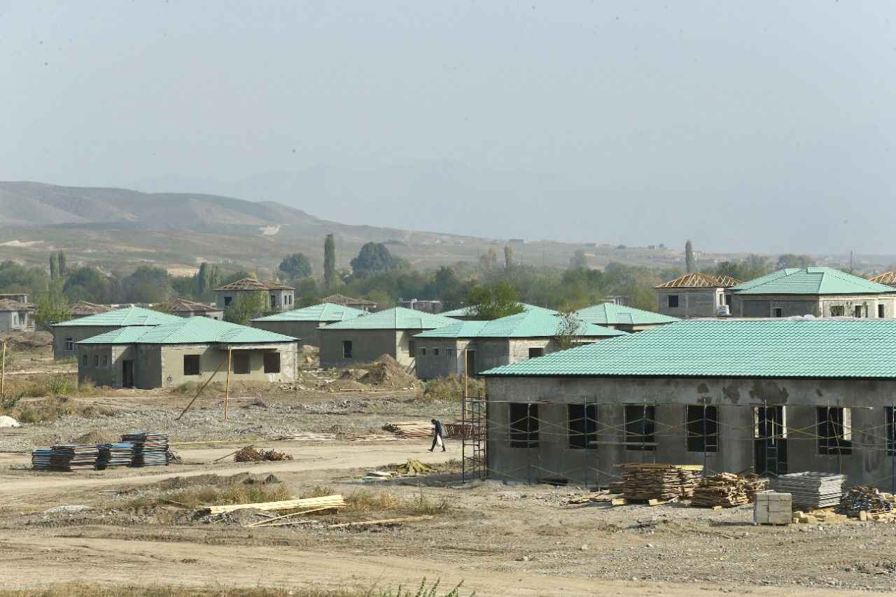 <p>Göçmenlerin yurtlarına dönmesi ve Karabağ'da hayatın yeninden canlanması, Azerbaycan hükümetinin öncelikleri arasında yer alıyor.</p>