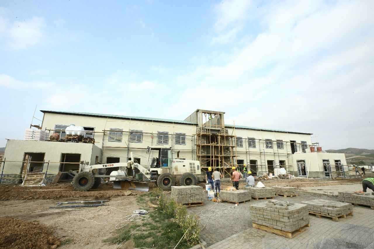 <p>Azerbaycan'da, göçmenlerin ata yurtlarına dönme süreci olan "Büyük Dönüş" için yapılan faaliyetler bizzat Cumhurbaşkanı Aliyev'in talimat ve denetimleriyle hayata geçiriliyor. İşgalden kurtarılan bölgelerin imarı için 2021 devlet bütçesinden 2,2 milyar manat (1,29 milyar dolar) ayrıldı. Bu meblağ yetmezse devlet ek ödenek ayıracak.</p>