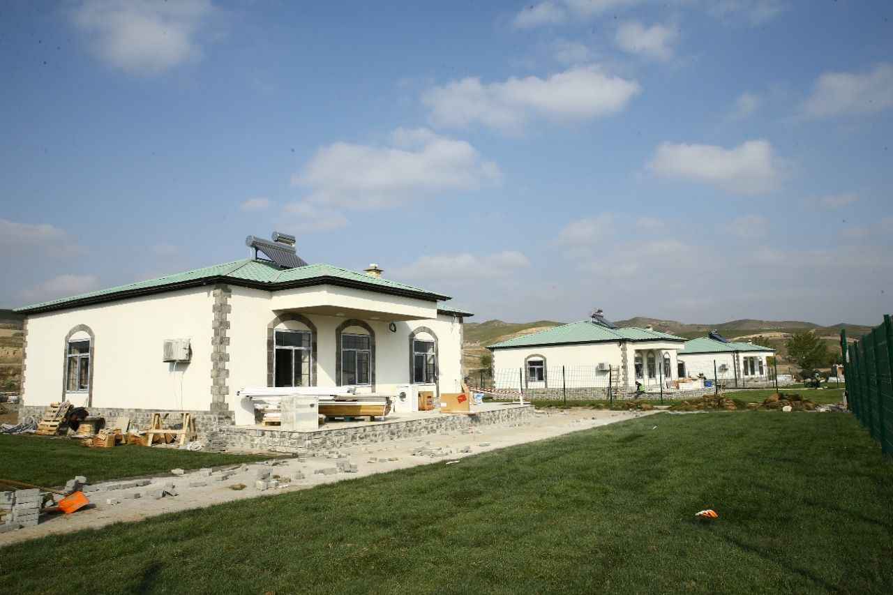 <p>Bölgedeki tüm yerleşim birimleri işgal döneminde tamamen tahrip edildiği için şehir ve kentlerin yeniden inşa edilmesi gerekiyor. Azerbaycan yönetimi kent bazında ilk olarak Ağdam'ın yeniden kurulmasını planlıyor. İşgal döneminde "hayalet kent" haline dönüşen ve "Kafkasya'nın Hiroşiması" şeklinde nitelendirilen Ağdam'ın master planı hazırlandı ve inşaat çalışmaları başladı. Ağdam, yaklaşık 3 yıl sonra 50 binden fazla kişinin yaşayacağı modern bir kent olacak.</p>