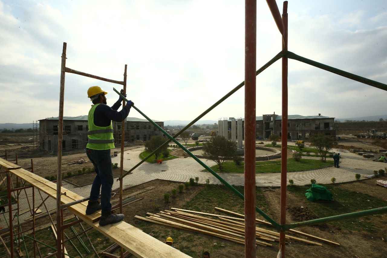 <p>"Akıllı köy"ün hemen yanı başında ise Türk ve Azerbaycanlı yatırımcılarca tarım parkı projesi başlatıldı. Cumhurbaşkanları Erdoğan ve Aliyev tarafından temeli atılan Dost Agropark Akıllı Tarım Kampüsü'nde modern teknolojilerle tarım faaliyetleri gerçekleştirilecek.</p>