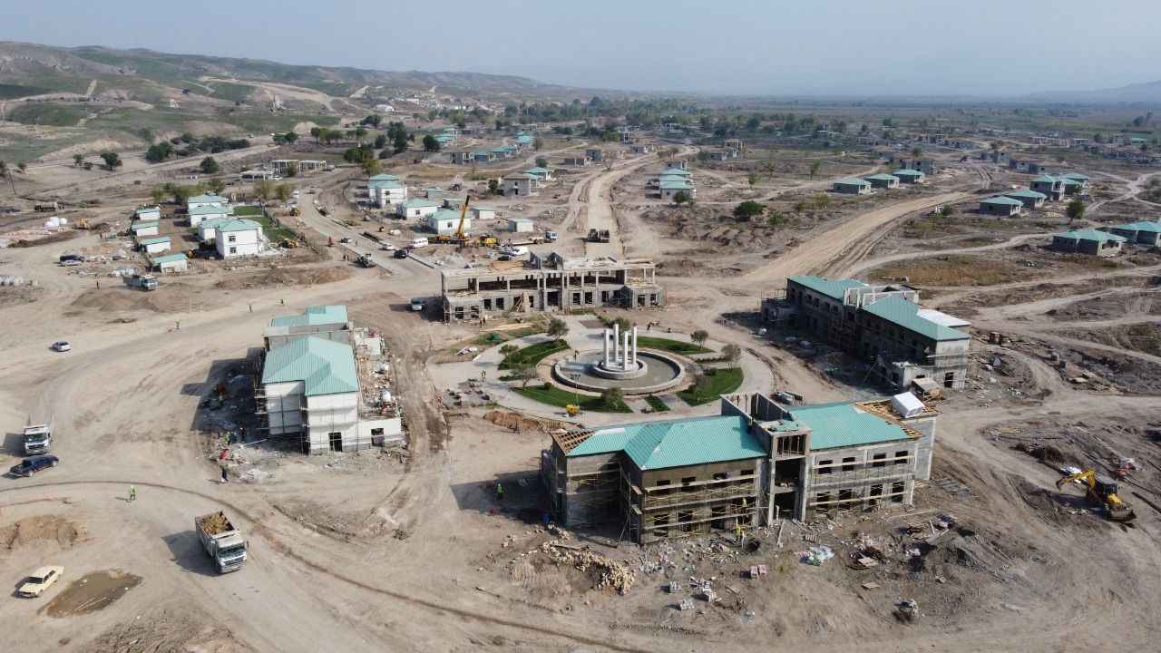 <p>Ekin alanları, seralar, büyükbaş hayvan çiftliği ve meyve bahçelerinin yer alacağı tarım parkının tüm aşamaları tamamlandığında 500 kişiye istihdam sağlanması ve 100 milyon doların üstünde bir yatırım ekosistemi oluşturulması hedefleniyor.</p>