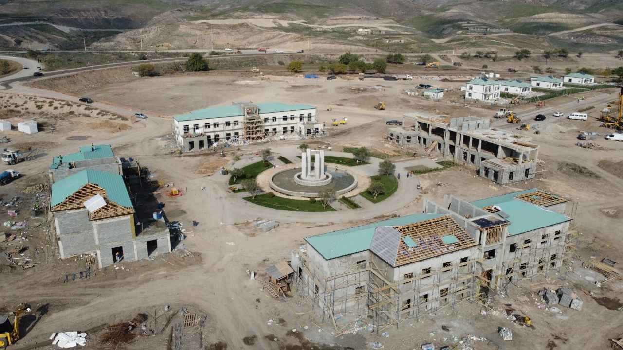 <p>İşgalden kurtarılan bölgelerde imarın önündeki en büyük engel Ermenilerin döşediği mayınlar. Bölgede, Ermenilerce döşenen yüzbinlerce mayın olduğu tahmin ediliyor.</p>
<p>2. Karabağ Savaşı'nın bittiği 10 Kasım 2020'den bugüne kadar yaklaşık 20 bin hektar alan mayın temizleme uzmanlarınca tarandı. İşgalden kurtarılan bölgelerde Ermenistan ordusunun döşediği yaklaşık 50 bin mayın ve patlamamış mühimmat etkisiz hale getirildi.</p>