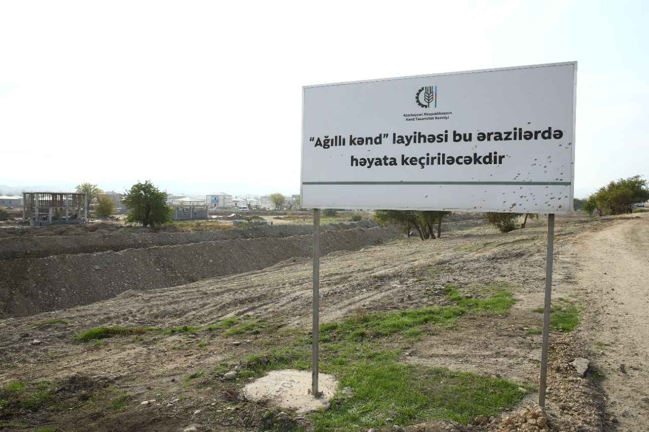 <p>İşgalden kurtarılan Cebrayıl, Fuzuli, Zengilan, Gubadlı ve Kelbecer'de de trafo merkezleri inşa edilerek faaliyete başladı. Şükürbeyli trafo merkezinden Zengilan'a mayınlı alanlardan, dağlık ve engebeli arazilerden geçen 110 kilometrelik, Daşkesen'den Kelbecer'e dik kayalıklardan ve Murovdağ'dan geçen 70 kilometrelik hat çekildi.</p>