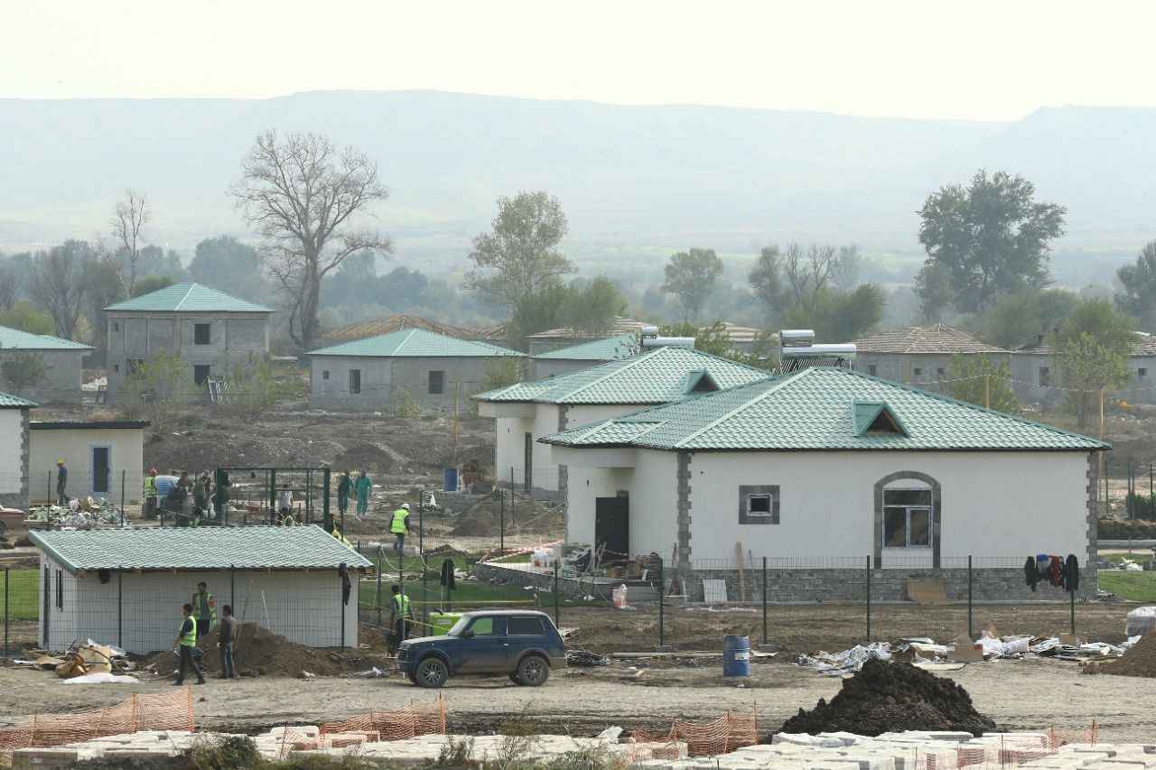 <p>İşgalden kurtarılan Sukavuşan kasabasında 2 küçük ölçekli su elektrik santrali tamamlanarak hizmete girdi, Kelbecer'de inşa edilen benzer santral ise tamamlanmak üzere.</p>