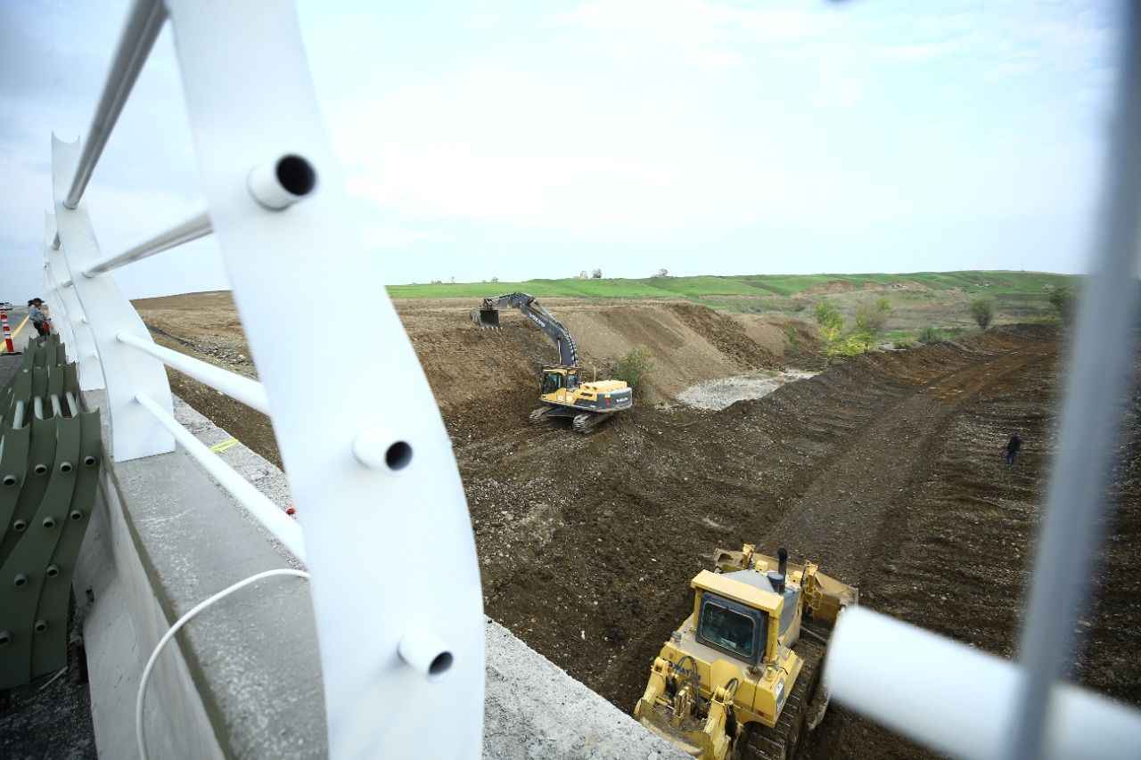 <p>Ağdam ilinde 2 trafo merkezi inşa ediliyor ve buraya 35 kilometrelik elektrik hattı döşeniyor. Hem hattın hem de trafo merkezlerinin yakın günlerde faaliyete geçmesi bekleniliyor.</p>