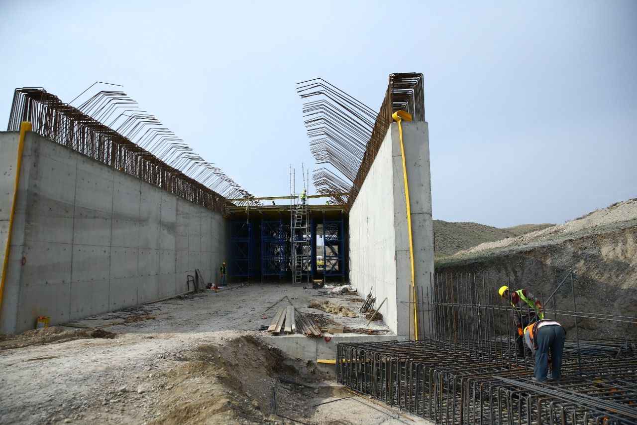 <p>Azerbaycan, kurtarılan bölgelerin tüm istikametlerinde yeni karayolları inşa ediyor.</p>