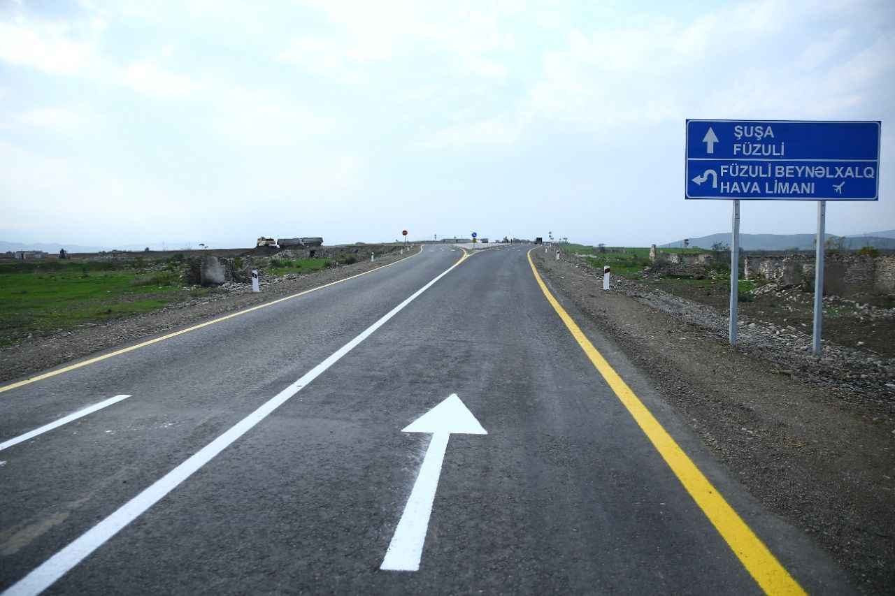 <p>Azerbaycan ordusunun Şuşa'yı kurtarmak için dağlık ve ormanlık alanlardan takip ettiği güzergahta inşa edilen ve "Zafer yolu" diye isimlendirilen 101,5 kilometrelik karayolu tamamlandı ve faaliyete geçti. Fuzuli'den Şuşa'ya uzanan ikinci yolda ise yapım çalışmaları sürüyor.</p>