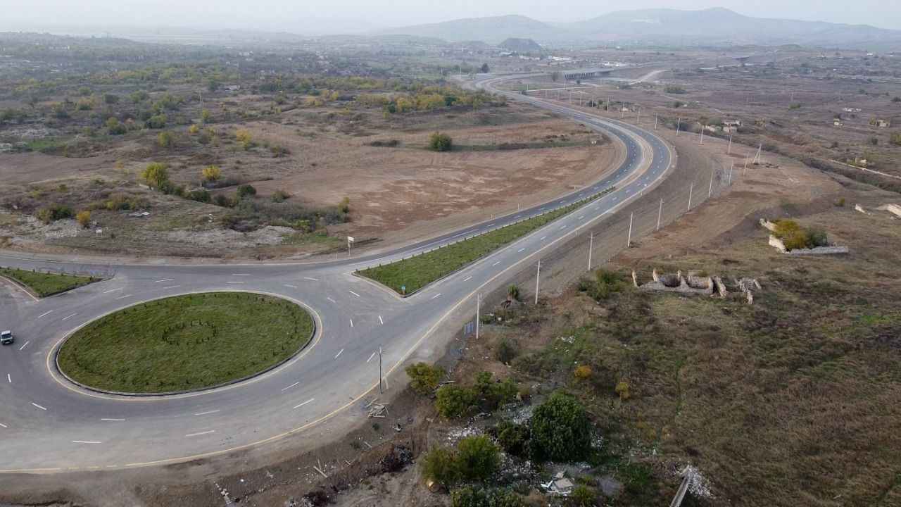 <p>Yapımı tamamlanan ve süren karayollarının toplam uzunluğu 723 kilometre. Kelbecer ve Laçın illeri dahilinde de toplam uzunluğu 584 kilometre olacak yollar inşa ediliyor. Bölgedeki başlıca karayollarının 2025'e kadar tamamlanması hedefleniyor. İşgalden kurtarılan bölgelerde inşa edilen tünellerin toplam uzunluğu ise 62 kilometre. Yol yapımında 13 binden fazla işçi çalışıyor.</p>