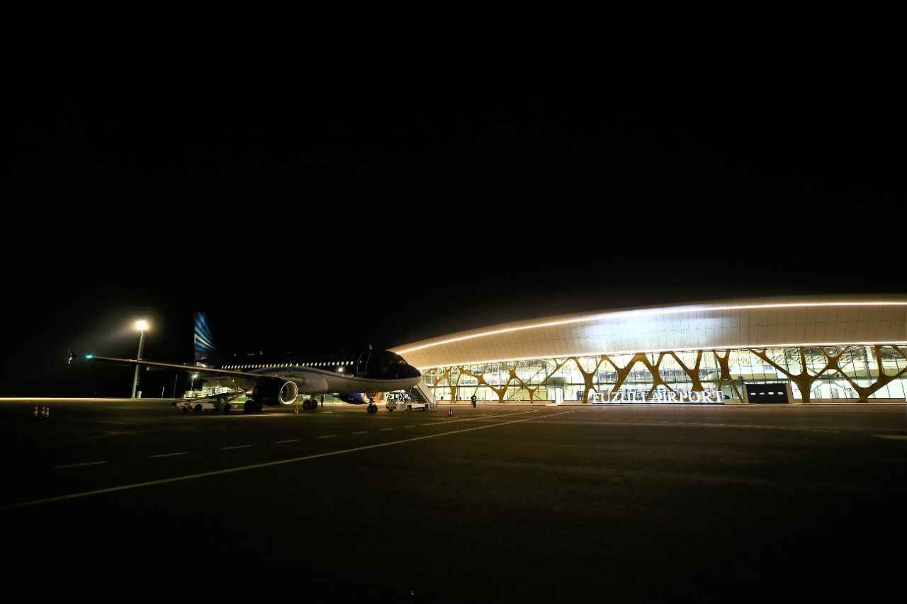 <p>Bölgede hayata geçirilen ilk büyük proje ise Fuzuli  <a href="https://www.dirilispostasi.com/haberleri/uluslararasi" class="tag-link" title="Son dakika Uluslararası haberleri" target="_blank">Uluslararası</a> Havalimanı oldu. Temeli 14 Ocak  <a href="https://www.dirilispostasi.com/haberleri/2021" class="tag-link" title="Son dakika 2021 haberleri" target="_blank">2021</a>'de  <a href="https://www.dirilispostasi.com/haberleri/cumhurbaskani" class="tag-link" title="Son dakika Cumhurbaşkanı haberleri" target="_blank">Cumhurbaşkanı</a> İlham Aliyev tarafından atılan havalimanı en yüksek uluslararası standartlara uygun olarak 8 ayda inşa edildi. "Karabağ'ın dünyaya açılan kapısı" olarak nitelendirilen havalimanının açılışı  <a href="https://www.dirilispostasi.com/haberleri/turkiye" class="tag-link" title="Son dakika Türkiye haberleri" target="_blank">Türkiye</a> Cumhurbaşkanı Recep Tayyip  <a href="https://www.dirilispostasi.com/haberleri/erdogan" class="tag-link" title="Son dakika Erdoğan haberleri" target="_blank">Erdoğan</a>'ın da katılımıyla 26  <a href="https://www.dirilispostasi.com/haberleri/ekim" class="tag-link" title="Son dakika ekim haberleri" target="_blank">Ekim</a>'de yapıldı. Cumhurbaşkanı Erdoğan, Fuzuli Uluslararası Havalimanı'na inen ilk  <a href="https://www.dirilispostasi.com/haberleri/devlet" class="tag-link" title="Son dakika devlet haberleri" target="_blank">devlet</a> başkanı oldu.</p>
<p> <a href="https://www.dirilispostasi.com/haberleri/yil" class="tag-link" title="Son dakika yıl haberleri" target="_blank">Yıl</a> içerisinde temeli atılan Zengilan ve Laçın havalimanlarında da inşaat çalışmaları sürüyor.</p>