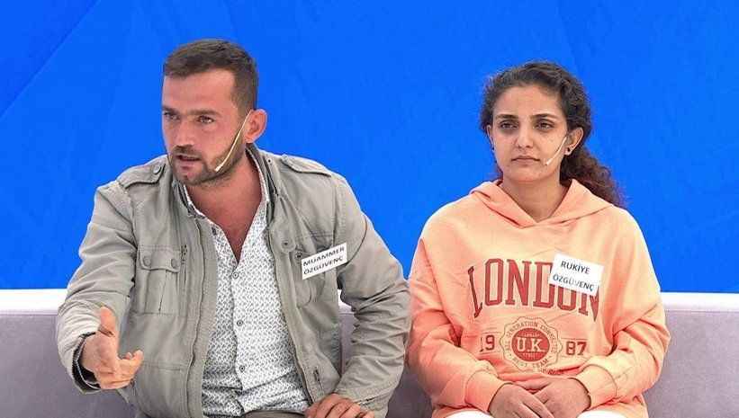 <p>Radyocu Dj Gezgin'i kim, nereye gömdü? Fatma Hanım, ceset ne zaman ortaya çıkarsa o zaman içinin düzeleceğinden söz eden Fatma Hanım, kardeşinin yerini bilse neden yayına çıkacağını, mezarı olsun istediğini ifade edip ağladı ve otelde ekiple nefes aldığını, ciğerlerinin su topladığını, hapları kullanmasa ciğerlerinin patlayacağını iddia etti. Fatma Hanım, ekiple yemek yemeye gitti ve kardeşinin gözünün önünden gitmediğini, stüdyoda ağlamak istemediğini ama kendisini zor tuttuğunu belirtti. Mehmet Karahan'ın cenazesini nasıl gizlediler?</p>