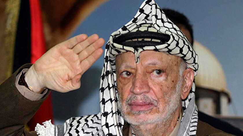 <p><strong>FİLİSTİN ULUSAL KURTULUŞ HAREKETİ</strong></p>
<p><br />Savaşın ardından eğitimini tamamlamak için Mısır'a giden Arafat, Kahire'de Filistinli üniversite mezunlarını bir dernek çatısı altında buluşturdu.</p>
<p>İnşaat mühendisliği bölümünü bitirdikten sonra Kuveyt'e geçen genç Arafat, burada 1965’te Filistin direnişindeki en eski ve büyük örgütlerden biri olan Filistin Ulusal Kurtuluş Hareketi'ni (Fetih) kurdu.</p>