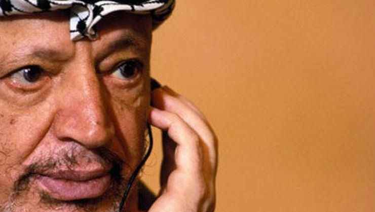 <p><strong>EV HAPSİNDE ŞÜPHELİ ÖLÜM</strong></p>
<p><br />İsrail güçleri, 2002'de Arafat'ı işgal altındaki Batı Şeria'nın Ramallah kentinde bulunan karargahında ev hapsine aldı.</p>
<p>Filistin yönetiminin merkezi olan karargahını 2 yıl abluka altında tutan İsrail güçleri, burayı birçok kez tanklarla da hedef aldı.</p>