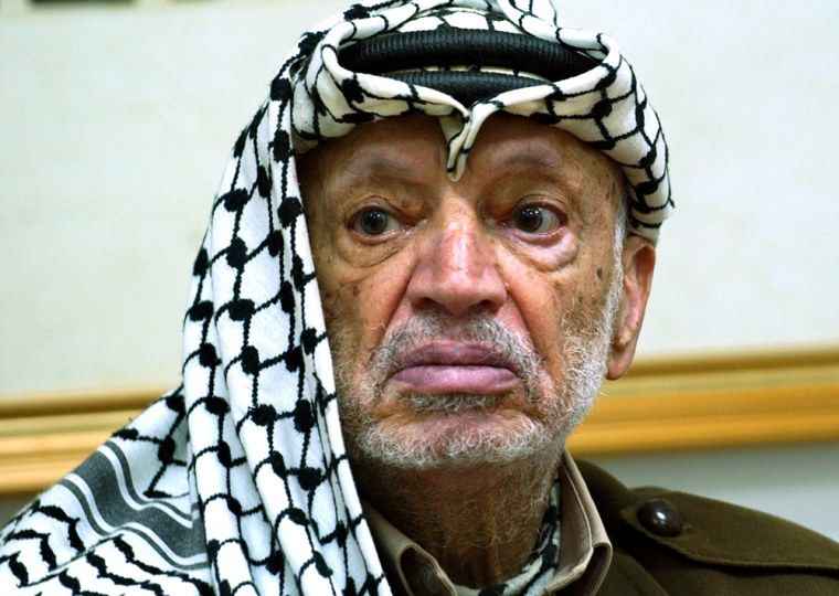 <p>Arafat 2004'te hastalandı ve grip teşhisi konuldu ancak Filistinli lider bir türlü iyileşemedi. İsrail'in izin vermesinin ardından tedavi için 29 Ekim’de Fransa'ya götürülen Arafat, 11 Kasım 2004'te Paris’te Percy Askeri Hastanesi'nde 75 yaşında hayata gözlerini yumdu.</p>
<p>Arafat'ın Kudüs'e defnedilmesi yönündeki vasiyeti, İsrail işgali nedeniyle gerçekleşemedi. İşgal altındaki Batı Şeria’nın Ramallah kentine defnedilen Arafat'ın ölüm nedeni ise tartışma konusu olmaya devam etti.</p>