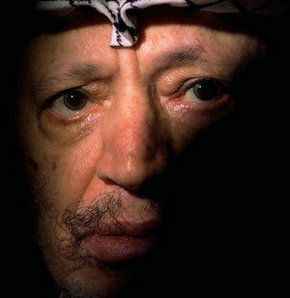<p>Arafat’ın ölümünün ardından özellikle Fetih ile Hamas arasındaki ayrışma daha da derinleşti. Bugün itibarıyla Filistin davasında çift başlı bir yönetim görüntüsüne neden olan bu ayrışmanın her geçen gün daha da derinleştiği ifade ediliyor.</p>
<p>Filistin direnişi bu ayrışmadan olumsuz etkilenirken, mevcut durumun sadece İsrail’in çıkarlarına hizmet ettiği de bilinen bir gerçek.</p>