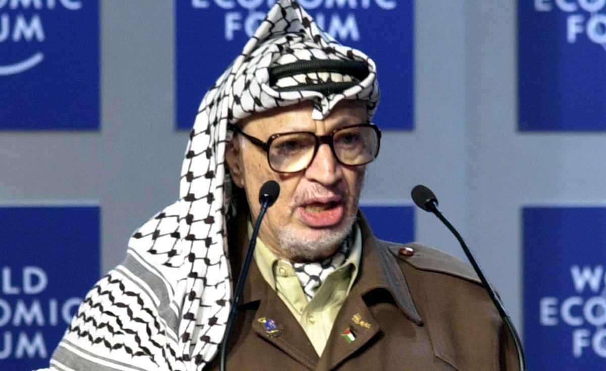 <p>Kendine özgü kıyafetleri ve karizmasıyla Orta Doğu’nun en önemli liderlerinden biri olarak gösterilen Arafat, son nefesine kadar halkının bağımsızlığı için mücadele etti.</p>
<p>Nobel Barış Ödülü sahibi Yasir Arafat, her ne kadar Filistin’in bağımsızlığı için mücadele eden grupların tamamını tek çatı altında toplamayı başaramasa da en azından yaşamı boyunca bu gruplar arasındaki ayrışmanın derinleşmesini önleyen bir lider olarak tarihe geçti. Ancak ölümünden sonra Filistinli gruplar arasındaki ayrışma daha da derinleşti.</p>