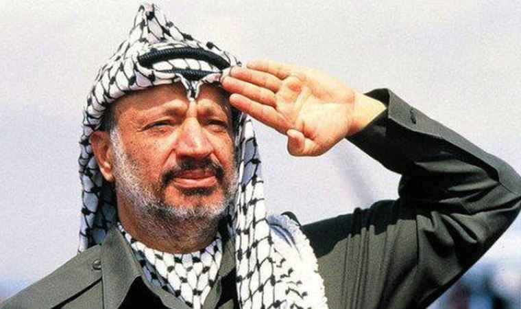 <p>Belki de Kudüs'ün Filistin davasındaki öneminden dolayı Arafat'ın doğum yeri hep tartışma konusu oldu. Henüz 4 yaşındayken annesini kaybeden Yasir Arafat'ı, ablası İnam büyüttü.</p>
<p>Gençlik yıllarından itibaren İsrail işgaline direnen Filistinlilere yardım etmeye başlayan Arafat, 1948'de Arap-İsrail Savaşı başladığında halkının savaşçılarına silah temin etmeye çalıştı.</p>