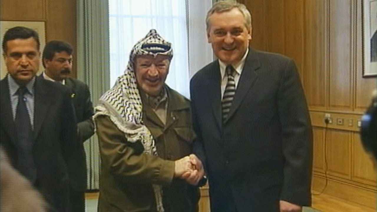 <p>Filistin Devlet Başkanı Mahmud Abbas, Kasım 2016’da yaptığı açıklamada, Arafat'ın ölümüyle ilgili soruşturmanın devam ettiğini belirterek, "Yakında katilleri açıklayacağız ve herkes dehşete düşecek." dedi.</p>
<p>Nedendir bilinmez, bu sözlerin üzerinden 5 yıl geçmesine rağmen Arafat’ın "katilleri" hala açıklanmadı.</p>