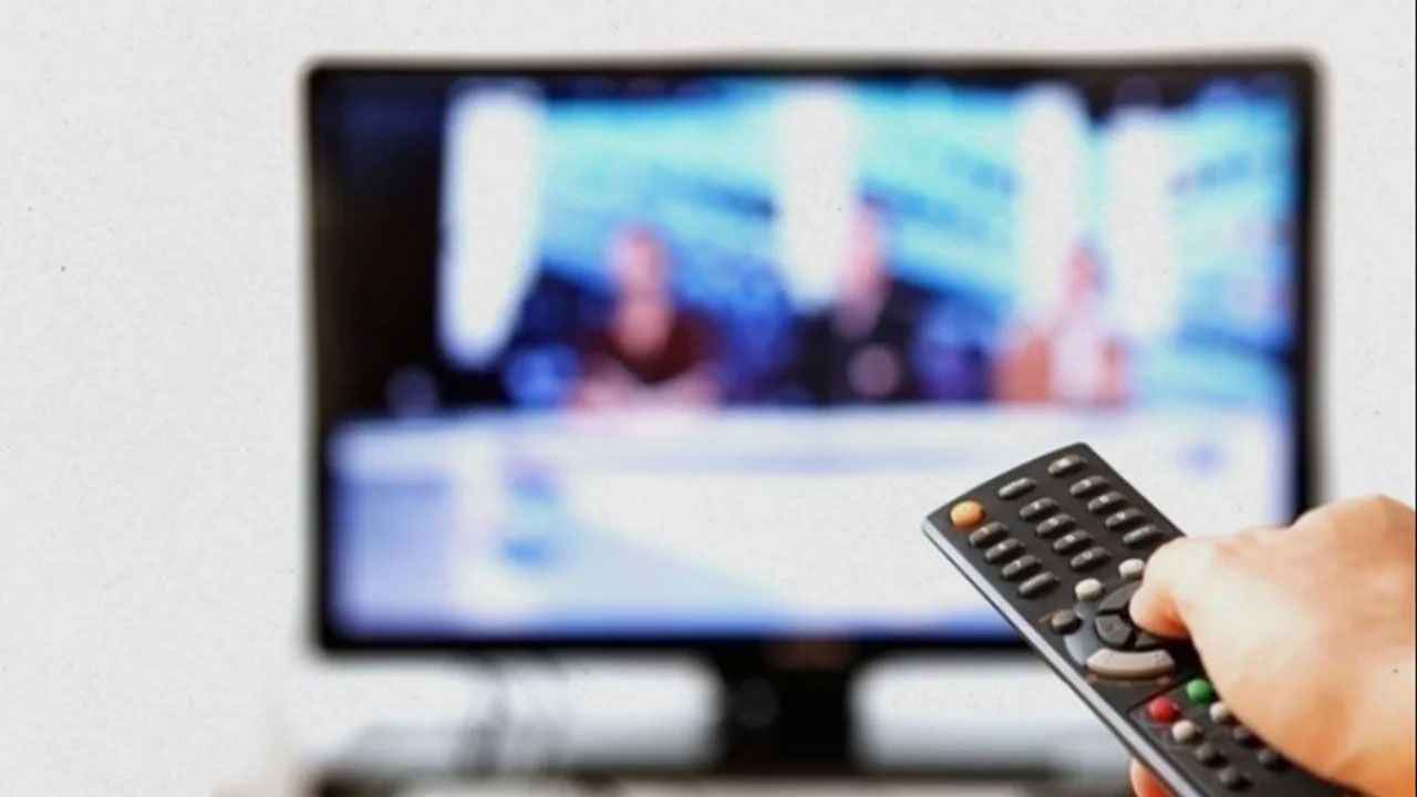 <p><span>Güleryüz, Türkiye'de televizyon izleme süresi artsa da geçmiş yıllara oranla çok yüksek bir artış yaşanmadığının altını çizerek, "2018 yılında bu rakam 4 saat 18 dakika, 2019 yılında 4 saat 14 dakikaydı. 2020 yılında da 4 saat 33 dakika olarak gerçekleşti, bir yıl önceye göre 19 dakika artış yaşandı. Pandeminin etkisiyle nisan ayında bir önceki yıla göre kişi başı ortalama izleme süresi yaklaşık 1,5 saat artmıştır, mart ve mayıs aylarında ise artış süresi 48'er dakika olmuştur" diye konuştu.</span></p>