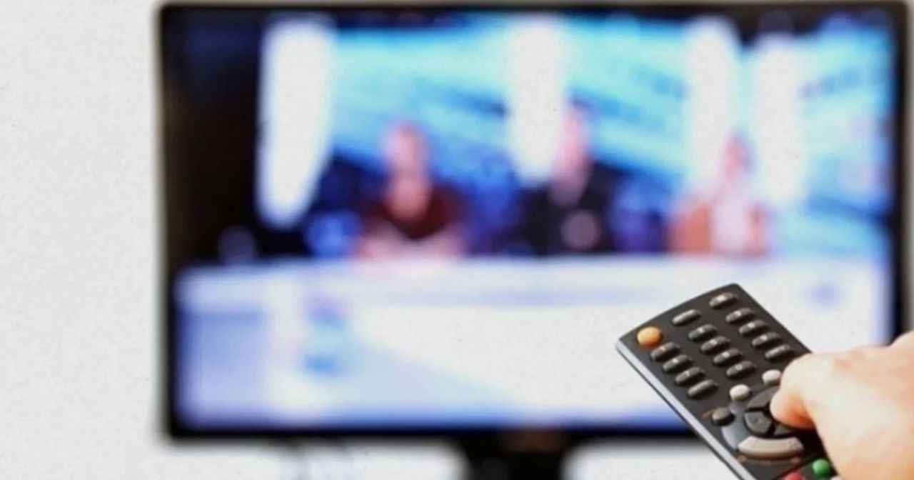 <p><span><strong>"EN ÇOK TELEVİZYON İZLENEN ZAMAN DİLİMİ"</strong> </span></p>
<p><span>Türkiye'de kadınların erkeklere oranla daha fazla televizyon izlediğini vurgulayan Güleryüz, sözlerini şöyle sürdürdü: "Türkiye'de kadınlar erkeklere göre günlük ortalama 46 dakika daha fazla televizyon izliyor. Kadınların günlük ortalama televizyon izleme süreleri 4 saat 56 dakika. Türkiye'de geçen yıl en çok televizyon İzmir'de, en az Ankara'da izlendi. İzmir'de 2020 yılında ortalama 4 saat 58, Ankara'da 4 saat 12 dakika olmuştur. Yıl boyunca en fazla pazar günü 4 saat 41 dakikayla televizyon izlendi. En az televizyon izlenen günler ise 4 saat 30 dakika ile salı günleri olmuştur. En çok televizyon izlenen zaman dilimi ise 21.00-24.00 saatleri arası olmuştur. Yıl boyunca yapılan izlemelerin yüzde 28'i 21.00-24.00 arasında gerçekleşmiştir. İkinci sırayı alan zaman dilimi ise toplam izlemeden yüzde 24 pay alan 18.00-21.00 zaman dilimi oldu."</span></p>