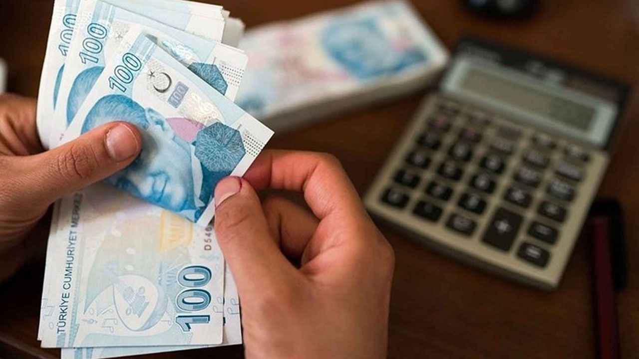 <p>Çalışma Genel Müdürü Önder, işveren kesiminin asgari ücretin 3100 TL olmasını istediğini, TÜRK-İŞ'in ise asgari ücret için 3900 lira teklif ettiğini belirtti. Çalışma Genel Müdürü Önder asgari ücrete son toplantıda karar verileceğini duyurdu.</p>