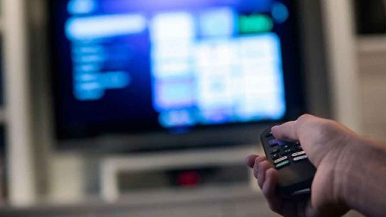 <p><span><strong>"BİRİNCİLİĞİ KAPTIRMIŞ DURUMDAYIZ"</strong> </span></p>
<p><span>Türkiye'nin, televizyon izleme süresinin dünya ortalamaların üzerinde seyrettiği bir ülke olduğunu vurgulayan Güleryüz, şöyle devam etti: "Dünyada televizyon izleme ortalaması günlük kişi başı 2 saat 54 dakika. Ancak dünya ortalaması olarak bakarak Türkiye ile bir karşılaştırma yapmak doğru olmayacaktır. Televizyon izleme oranı Afrika kıtasında 4 saatin üzerinde, Avrupa'da 4 saate yakın, Asya'da ise 2,5 saatin altında. Ülkeler bazında bakıldığında ilk üçü sırasıyla 5 saat 45 dakika ile Romanya, 5 saat 40 dakika ile Sırbistan ve 5 saat 30 dakika ile Bosna Hersek almaktadır. Türkiye yüksek televizyon izleme süresi olan bir ülke olsa da birinciliği kaptırmış durumdayız. Türkiye 100 ülke arasında üst sıralarda yer alan bir ortalama izlenme süresine sahip ama en çok televizyon izlenen ülke değil."</span></p>