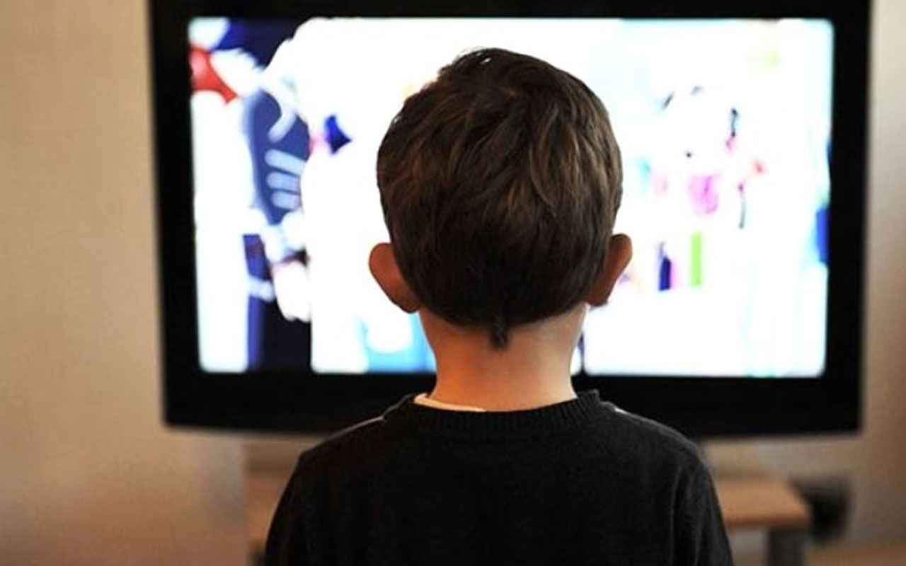 <p><span><strong>YAŞ GRUPLARINA İZLEME ORANLARI</strong> </span></p>
<p><span>Türkiye'de ve bütün dünyada da yaş ilerledikçe ortalama televizyon izleme süresi arttığını anlatan Güleryüz, Türkiye'de günlük ortalama sürelere göre 55 yaş üzeri grubun 6 saat 11 dakika ile en yüksek televizyon izleme süresine sahip olduğunu dile getirdi. Güleryüz, 45-54 yaş grubunun 5 saat 6 dakika ile en çok televizyon izleyen ikinci yaş grubu olduğunu aktararak, şu bilgileri verdi: "Diğer gruplara göre en az televizyon izleyen yaş grubu ise 12-19'dur. Bu grubun daha az televizyon izlemesinde okulda oldukları süreler etkili olmaktadır. Televizyon izleme ölçümleri kapsamında genç yetişkinler dediğimiz 15-34 yaş grubunun izlemelerinin azaldığı yolunda bir hipotez var. Bu grubun dijital mecralarda çok zaman geçirdiğine dair kanaatler var. Bizim verilerimiz bunun böyle olmadığını ortaya çıkarıyor. Verilere göre bu yaş grubunun ortalama izlemesi 3 saat 37 dakika ve önceki yıllara göre 19 dakika artış göstermiş durumda. Genç yetişkinler grubu dünyada da 6 dakika artarak 2 saat 54 dakika ortalamaya ulaşmış durumda."</span></p>