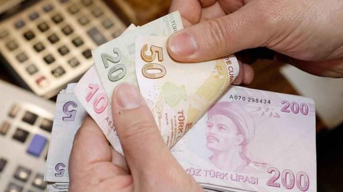 <p><strong>2022 ASGARİ ÜCRET TAHMİNİ RAKAM NE?</strong><br />Cumhurbaşkanı Erdoğan, asgari ücret konusunda çalışanların mağdur edilmeyeceğini sık sık dile getirirken en umut veren açılmayı AK Parti Grup Toplantısı’nda yaptı. Erdoğan "Asgari ücret noktasında bugüne kadar olmuşun çok çok fevkinde bir neticeyi inşallah açıklamış olacağız" dedi. Cumhurbaşkanı’nın bu açıklaması anketlerden çıkan ağırlıklı talep ve iş dünyasının işaret ettiği rakamların üzerinde bir artış olarak yorumlandı. 2022 asgari ücretin 4 bin TL olma ihtimalini güçlendirdi.</p>