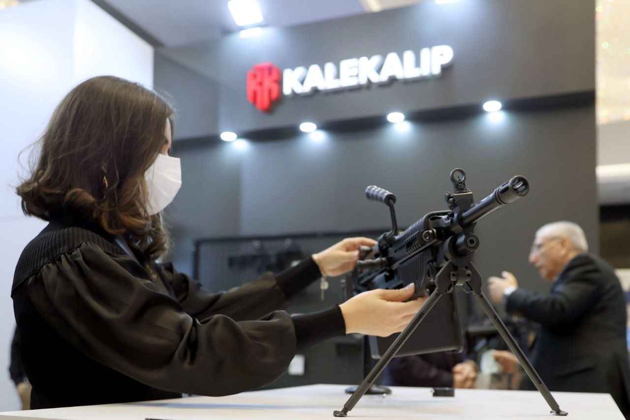 <p>Makineli tüfeklerin seri üretime geçebilmesi için 34 testten geçtiğine işaret eden Akkoç, "KMG556'nın kalifikasyon testlerini bir ay süren zorlu sürecin sonunda tamamladık. Makineli tüfeğimiz için şu an seri üretime hazırız. Türk Silahlı Kuvvetleri, emniyet teşkilatı ve jandarmaya vermek için haber bekliyoruz." dedi.</p>