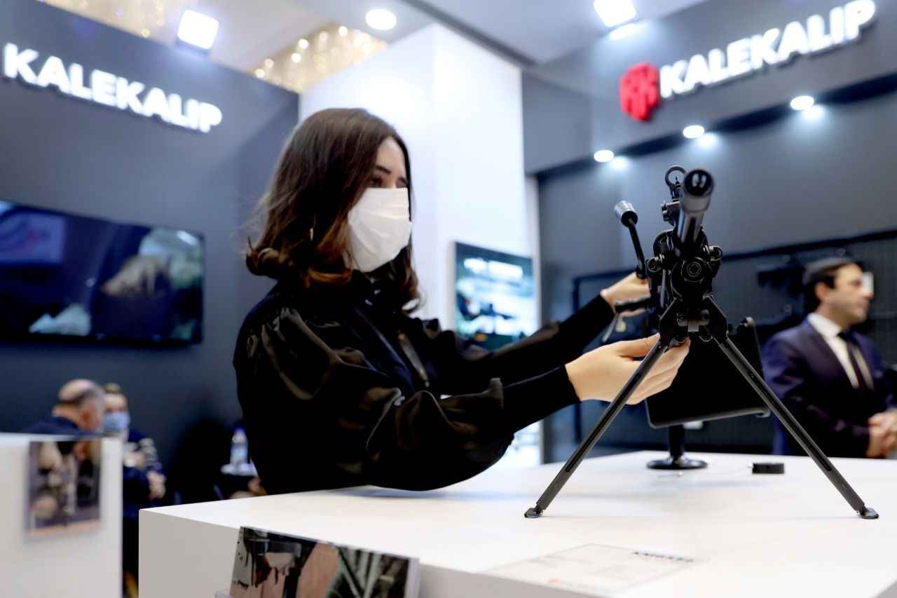 <p>Akkoç, makineli tüfeğin 7,8 kilogram ağırlığında olduğunu belirterek, tüfekle 5,56 milimetre mühimmatla dakikada 750-950 atış yapabildiğini anlattı.</p>