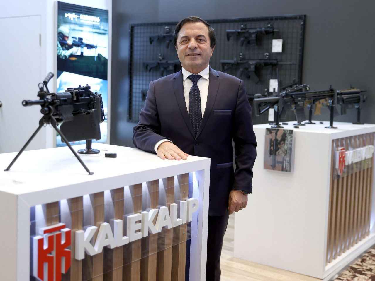 <p>Türkiye'de ihtiyaçların farkında olduklarını kaydeden Akkoç, "Her ürünümüzde olduğu gibi makineli tüfeğimizde de yeni versiyonlar geliştirmek için çalışmalarımız devam ediyor." ifadesini kullandı.</p>